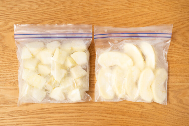 カットしたリンゴを保存袋に入れる